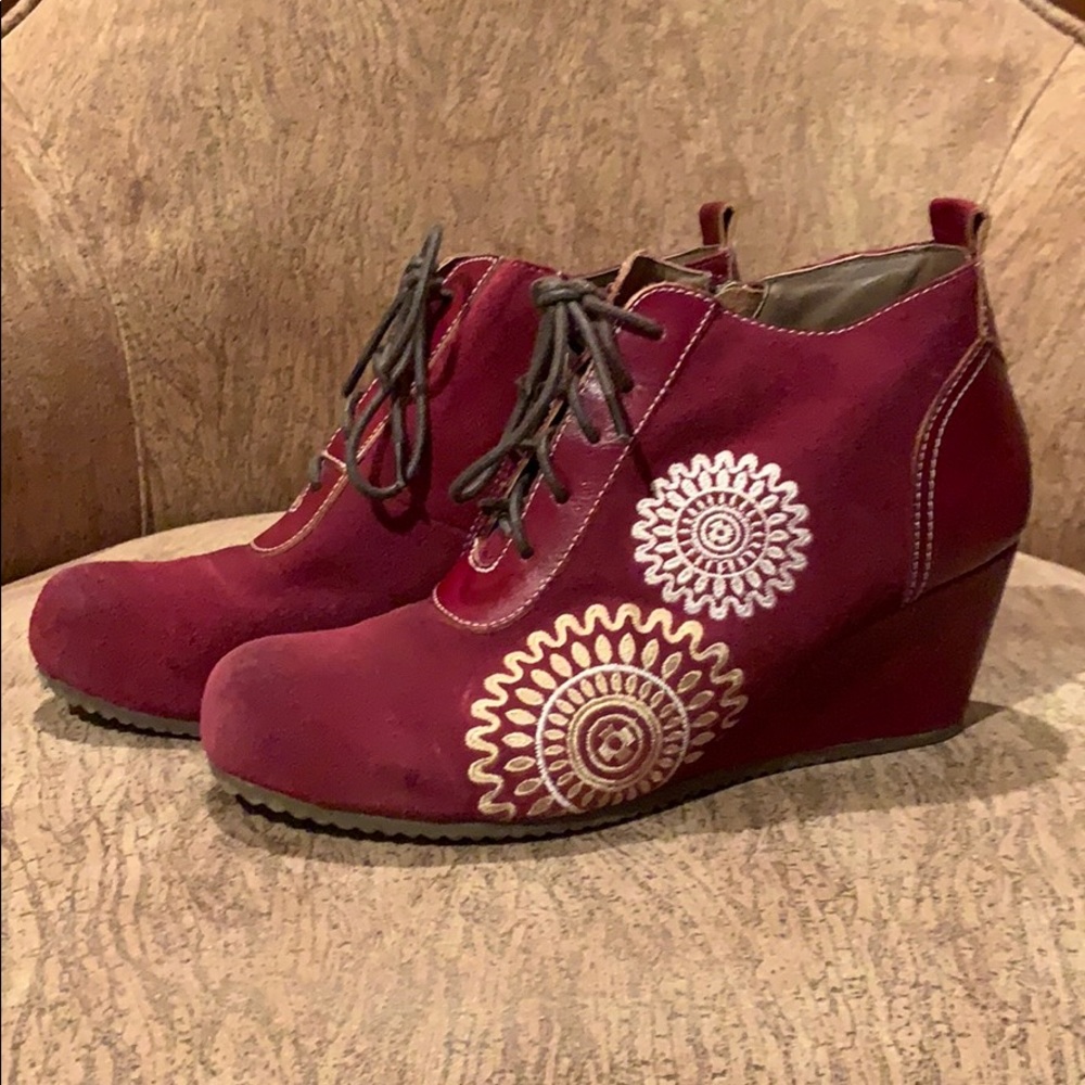 🎉SOLD!!🎉 L’Artiste Suede Embroidered Bootie